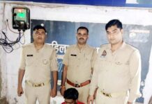 रात में भी जाग रही है कानून की आंख! आबकारी विभाग ने अवैध शराब तस्कर को रंगे हाथ दबोचा