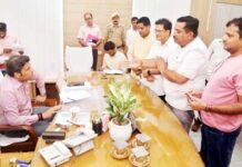 जिलाधिकारी रविन्द्र कुमार माँदड़ की जनसुनवाई में उमड़ा जनसैलाब