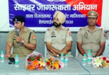 गंगा यमुना हिंडन रिवर अपार्टमेंट में नागरिकों को किया सतर्क, बोले एसीपी रितेश त्रिपाठी हर नागरिक बने साइबर प्रहरी