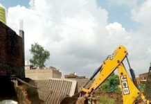 अवैध कॉलोनी काटने की फिराक में थे कॉलोनाइजर, ग्रेटर नोएडा प्राधिकरण ने की बड़ी कार्रवाई, ध्वस्त की प्लॉटिंग