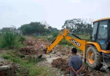 दुहाई व सीकरी खुर्द में 23 बीघा में फैली अवैध कॉलोनियों पर चला जीडीए का बुलडोजर