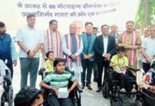 डॉ. लक्ष्मीकांत बाजपेयी ने दिव्यांगजनों को 40 अत्याधुनिक व्हीलचेयरें वितरित की