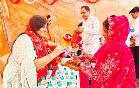 सेवा पखवाड़ा के अंतर्गत महापौर ने गरीब माताओं और बहनों को वितरित किए वस्त्र व बर्तन