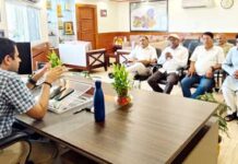 जनता दर्शन में नगर आयुक्त ने सुनी लोगों की समस्याएं, दिए तत्काल समाधान के निर्देश