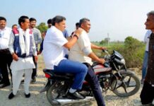 बाइक पर सवार होकर खेतों तक पहुंचे डीएम रविन्द्र कुमार मांदड़, जमीनी हकीकत जानने का अनोखा अंदाज