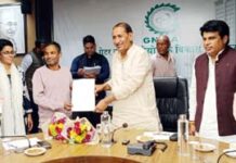 ग्रेटर नोएडा केे 20 वेंडरों को विधायक ने सौंपा आवंटन पत्र