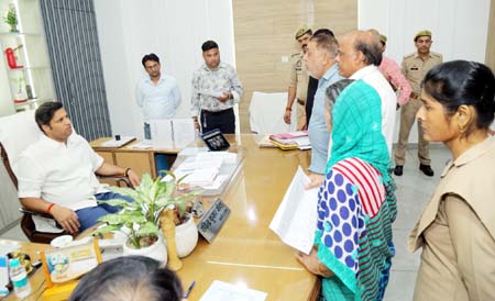 जनता दर्शन बना जनता की उम्मीद: DM रविन्द्र कुमार माँदड़ ने खुद सुनी समस्याएं, अफसरों को दिया समाधान का अल्टीमेटम