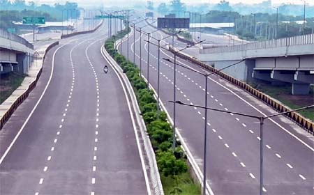 greater-noida-six-lane-road