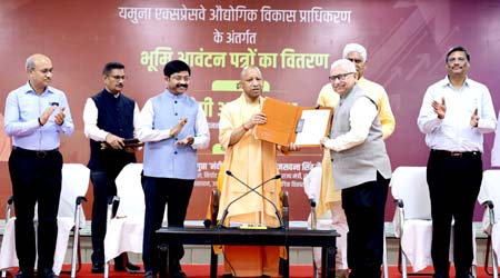 मुख्यमंत्री योगी ने 17 कंपनियों को सौंपे भूखंड आवंटन पत्र, हजारों युवाओं को मिलेगा रोजगार मुख्यमंत्री योगी ने 17 कंपनियों को सौंपे भूखंड आवंटन पत्र, हजारों युवाओं को मिलेगा रोजगार