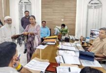 ग्राम चौपाल की शिकायत पर डीएम का त्वरित एक्शन, तीन दिन में बहाल हुई पेंशन; लापरवाह ग्राम सचिव से वसूले 12 हजार रुपये पीड़ित को दिलाए