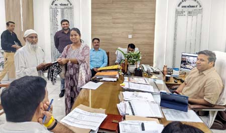 ग्राम चौपाल की शिकायत पर डीएम का त्वरित एक्शन, तीन दिन में बहाल हुई पेंशन; लापरवाह ग्राम सचिव से वसूले 12 हजार रुपये पीड़ित को दिलाए ग्राम चौपाल की शिकायत पर डीएम का त्वरित एक्शन, तीन दिन में बहाल हुई पेंशन; लापरवाह ग्राम सचिव से वसूले 12 हजार रुपये पीड़ित को दिलाए