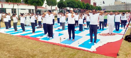 5000 योग साधकों के संग गूंजा गाजियाबाद, ‘निरोग भारत’ का लिया सामूहिक संकल्प