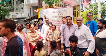गुरु अर्जन देव जी के शहीदी दिवस पर कौशांबी में छबील और प्रसाद वितरण, श्रद्धालुओं ने किया सेवा कार्य गुरु अर्जन देव जी के शहीदी दिवस पर कौशांबी में छबील और प्रसाद वितरण, श्रद्धालुओं ने किया सेवा कार्य