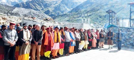 केदारनाथ आपदा के अमर शहीदों को नम आंखों से नमन, मंदिर परिसर में गूंजा मौन; ‘त्रासदी की स्मृतियां आज भी दिलों में जीवित हैं’ केदारनाथ आपदा के अमर शहीदों को नम आंखों से नमन, मंदिर परिसर में गूंजा मौन; ‘त्रासदी की स्मृतियां आज भी दिलों में जीवित हैं’