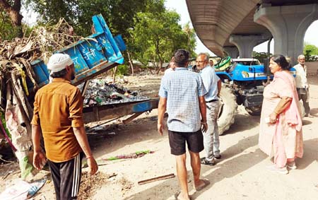 गाजियाबाद शहर को कूड़ाघर नहीं बनने देंगे- महापौर सुनीता दयाल ने खुद पकड़ा कूड़ा फेंकता ट्रैक्टर, जुर्माने की कार्रवाई शुरू गाजियाबाद शहर को कूड़ाघर नहीं बनने देंगे- महापौर सुनीता दयाल ने खुद पकड़ा कूड़ा फेंकता ट्रैक्टर, जुर्माने की कार्रवाई शुरू