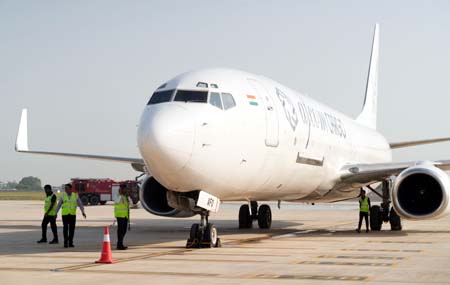 पहली फ्रेटर उड़ान के साथ नोएडा एयरपोर्ट ने भरी व्यापारिक उड़ान, नोएडा बना उत्तर भारत का नया लॉजिस्टिक्स गेटवे पहली फ्रेटर उड़ान के साथ नोएडा एयरपोर्ट ने भरी व्यापारिक उड़ान, नोएडा बना उत्तर भारत का नया लॉजिस्टिक्स गेटवे