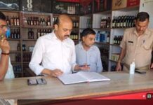 गौतमबुद्ध नगर में नियम मानो या कार्रवाई झेलो, खुद सड़कों पर उतरे जिला आबकारी अधिकारी; लाइसेंसी दुकानों पर चला सख्त निगरानी अभियान