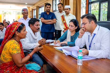 एफआईआर के बाद भी बेखौफ आरोपी, नाबालिग के परिवार ने तहसील दिवस में लगाई इंसाफ और सुरक्षा की गुहार एफआईआर के बाद भी बेखौफ आरोपी, नाबालिग के परिवार ने तहसील दिवस में लगाई इंसाफ और सुरक्षा की गुहार