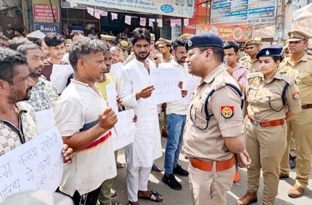 ‘योगी जी, अब माफ कर दो…’, गाजियाबाद में तख्तियां हाथ में लेकर अपराधियों ने खाई अपराध छोडऩे की शपथ