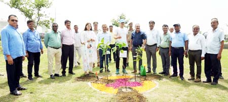 हरियाली से संवरेगा गाजियाबाद का भविष्य, जीडीए ने छेड़ा पौधों से पर्यावरण बचाने का महाअभियान