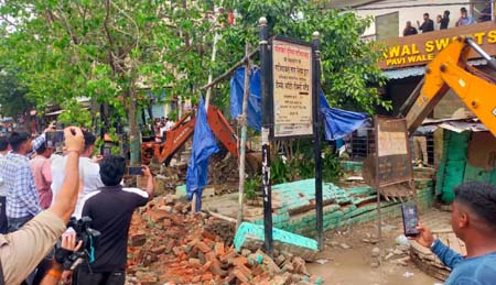 लोनी में चला बुलडोजर, सड़क किनारे बनी वर्षों पुरानी अवैध मजार ध्वस्त; 300 पुलिसकर्मियों और पीएसी की निगरानी में हुई कार्रवाई लोनी में चला बुलडोजर, सड़क किनारे बनी वर्षों पुरानी अवैध मजार ध्वस्त; 300 पुलिसकर्मियों और पीएसी की निगरानी में हुई कार्रवाई
