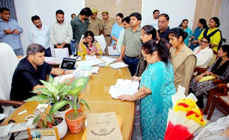 भूमाफिया हों या लापरवाह अधिकारी, किसी को नहीं मिलेगी राहत; जनता दर्शन में डीएम रविन्द्र कुमार मॉंदड़ ने अफसरों को दिया जवाबदेही का अल्टीमेटम भूमाफिया हों या लापरवाह अधिकारी, किसी को नहीं मिलेगी राहत; जनता दर्शन में डीएम रविन्द्र कुमार मॉंदड़ ने अफसरों को दिया जवाबदेही का अल्टीमेटम
