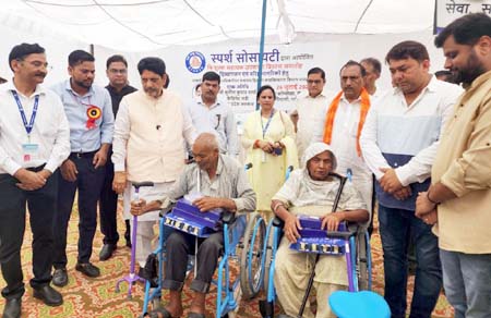 सेवा का संकल्प बना सहारा, दिव्यांगों और वरिष्ठ नागरिकों के चेहरे पर बिखरी मुस्कान सेवा का संकल्प बना सहारा, दिव्यांगों और वरिष्ठ नागरिकों के चेहरे पर बिखरी मुस्कान