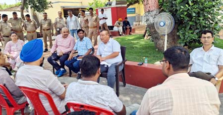 “ओवर रेटिंग बर्दाश्त नहीं’-रामपुर में शराब कारोबार में मनमानी पर चला आबकारी का हंटर, नियम तोड़े तो लाइसेंस पर चलेगी कार्रवाई “ओवर रेटिंग बर्दाश्त नहीं’-रामपुर में शराब कारोबार में मनमानी पर चला आबकारी का हंटर, नियम तोड़े तो लाइसेंस पर चलेगी कार्रवाई