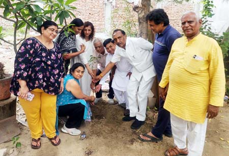 ‘एक पेड़ मां के नाम’ से हरियाली का संदेश, कौशांबी में करोड़ों की विकास परियोजनाओं का भी हुआ ऐलान ‘एक पेड़ मां के नाम’ से हरियाली का संदेश, कौशांबी में करोड़ों की विकास परियोजनाओं का भी हुआ ऐलान