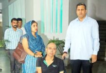 डीएम रविन्द्र कुमार माँदड़ के सामने पहुंचा दिव्यांग फरियादी, एक ही दिन में मिली व्हीलचेयर और पेंशन की राहत