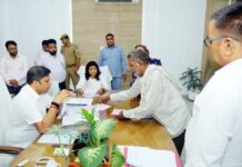 आश्वासन नहीं, धरातल पर समाधान! डीएम रविन्द्र कुमार माँदड़ की कार्यशैली से जनता में बढ़ा भरोसा