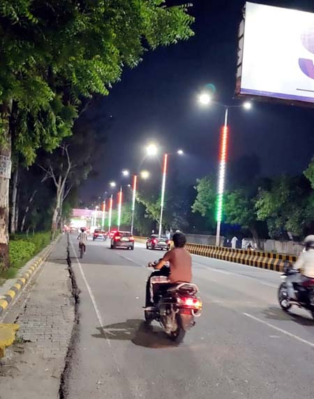 शिवभक्तों की सुरक्षित राह के लिए रोशन हुआ गाजियाबाद, हजारों लाइटों से चमका पूरा मार्ग शिवभक्तों की सुरक्षित राह के लिए रोशन हुआ गाजियाबाद, हजारों लाइटों से चमका पूरा मार्ग