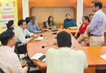 संभव जनसुनवाई में शिकायत लंबित मिली तो नगर आयुक्त का चढ़ा पारा, बाबू को लगाई फटकार और मौके पर हुआ निस्तारण